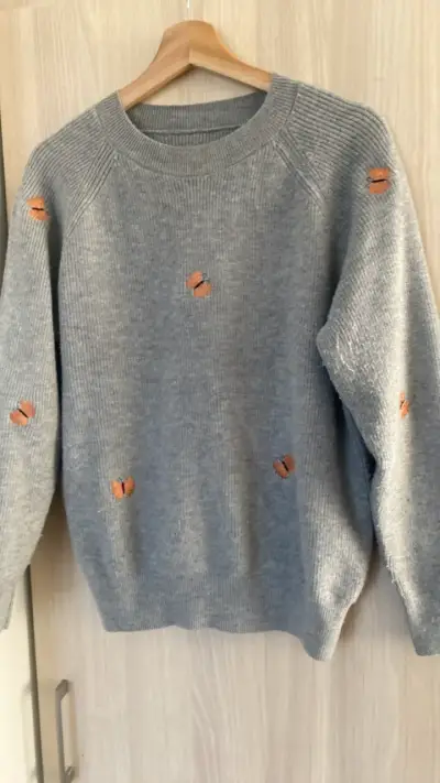 Suéter gris con bordados de mariposas - miniatura 4