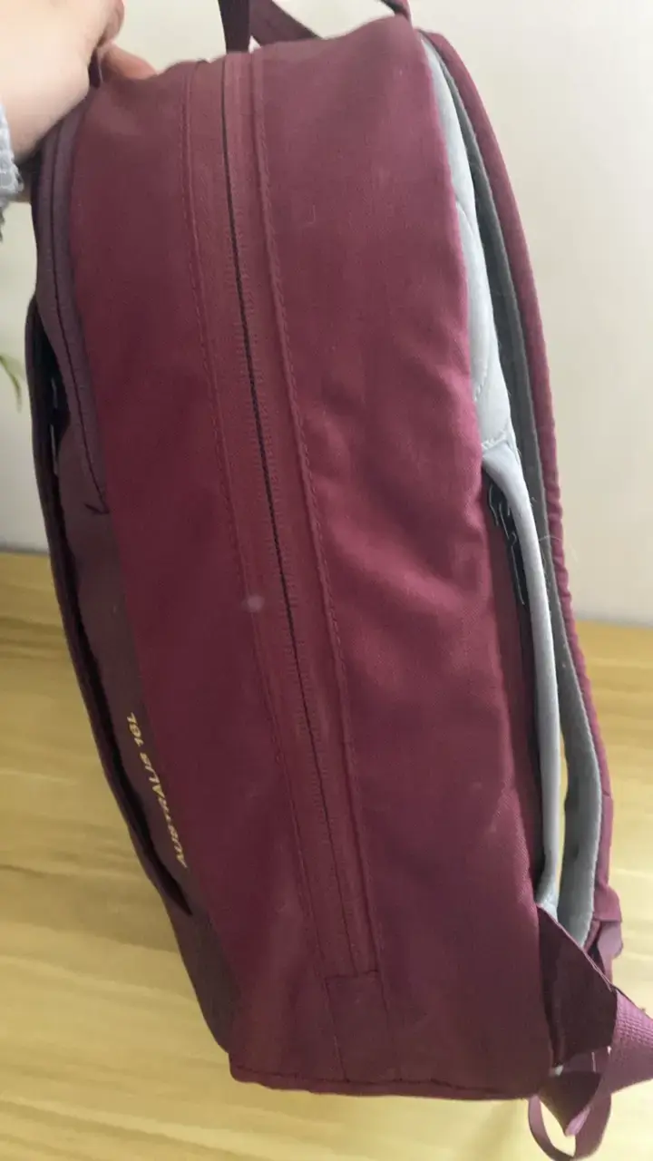Mochila Uppil burdeos con diseño acolchado - 2