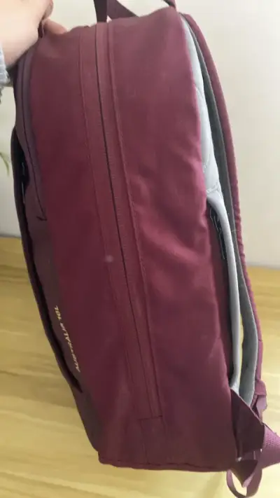 Mochila Uppil burdeos con diseño acolchado - miniatura 2
