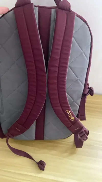 Mochila Uppil burdeos con diseño acolchado - miniatura 3