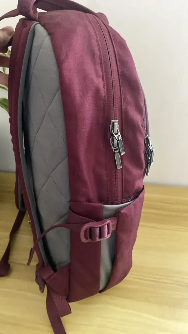 Mochila Uppil burdeos con diseño acolchado - 4
