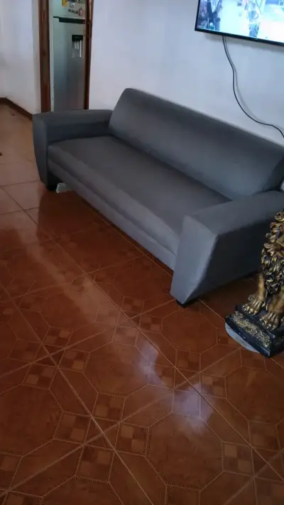 Sofá de 3 plazas gris 🩶 en buen estado - miniatura 2