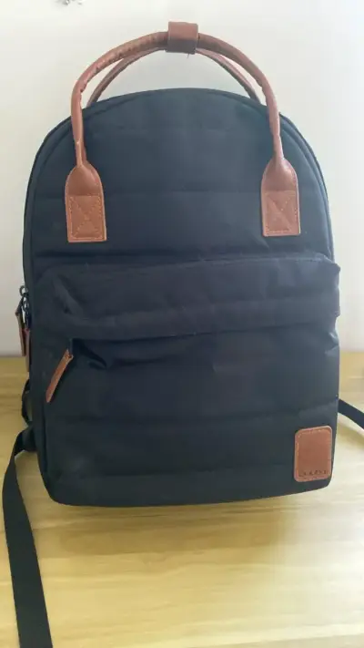 Mochila negra con detalles de cuero Bubba - miniatura 1