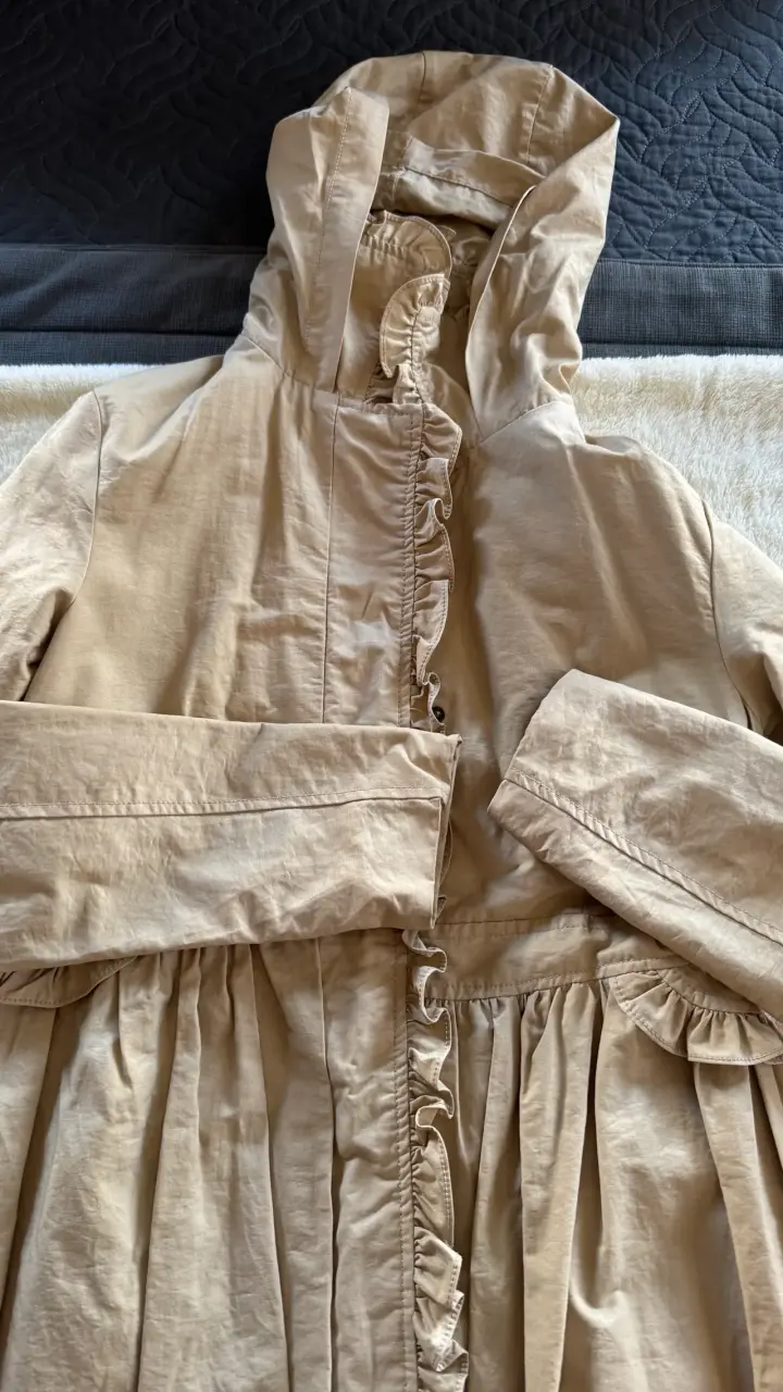 Abrigo beige con vuelos y englobado - 3