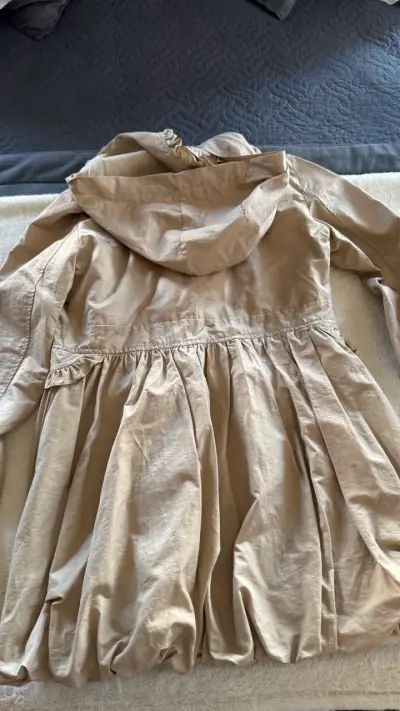 Abrigo beige con vuelos y englobado - miniatura 4