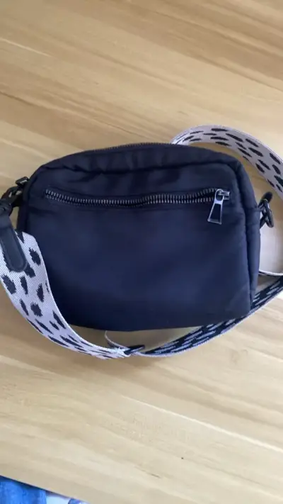 Bandolera negra Bubba con correa estampada - miniatura 2