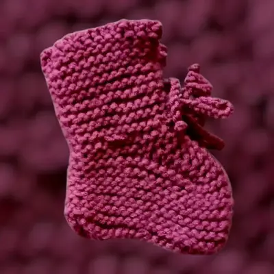 Botitas de bebé tejidas a mano en varios colores - miniatura 3
