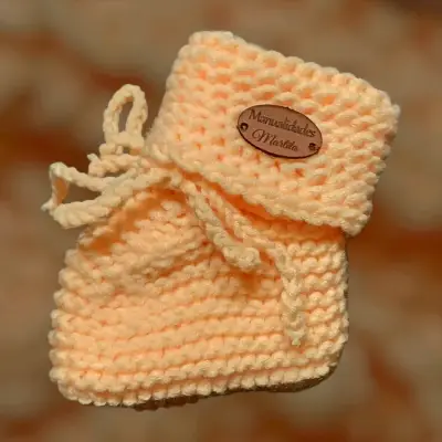 Botitas de bebé tejidas a mano en varios colores - miniatura 4