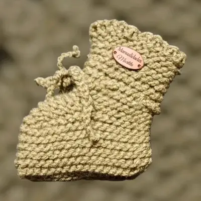 Botitas de bebé tejidas a mano en varios colores - miniatura 6
