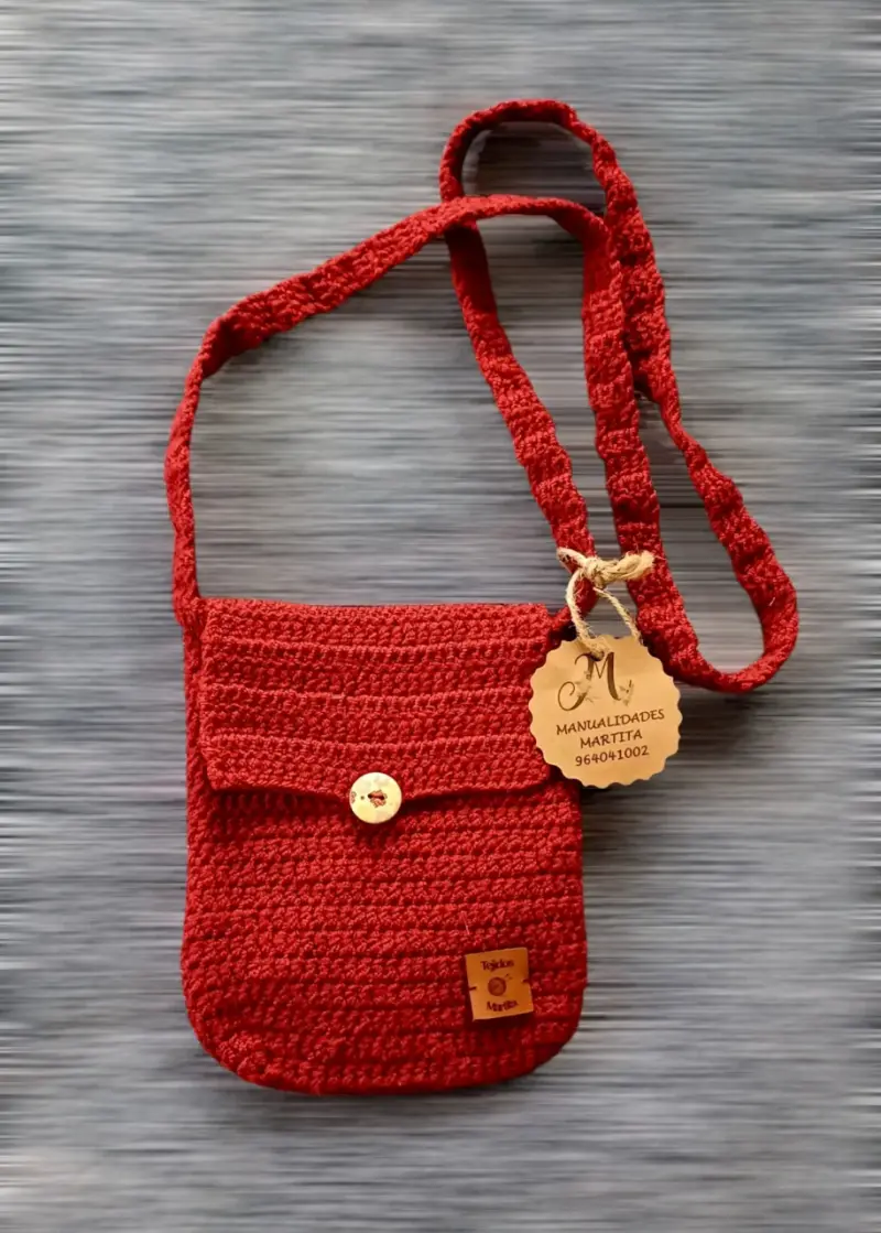Cartera tejida a mano con botón decorativo - 1