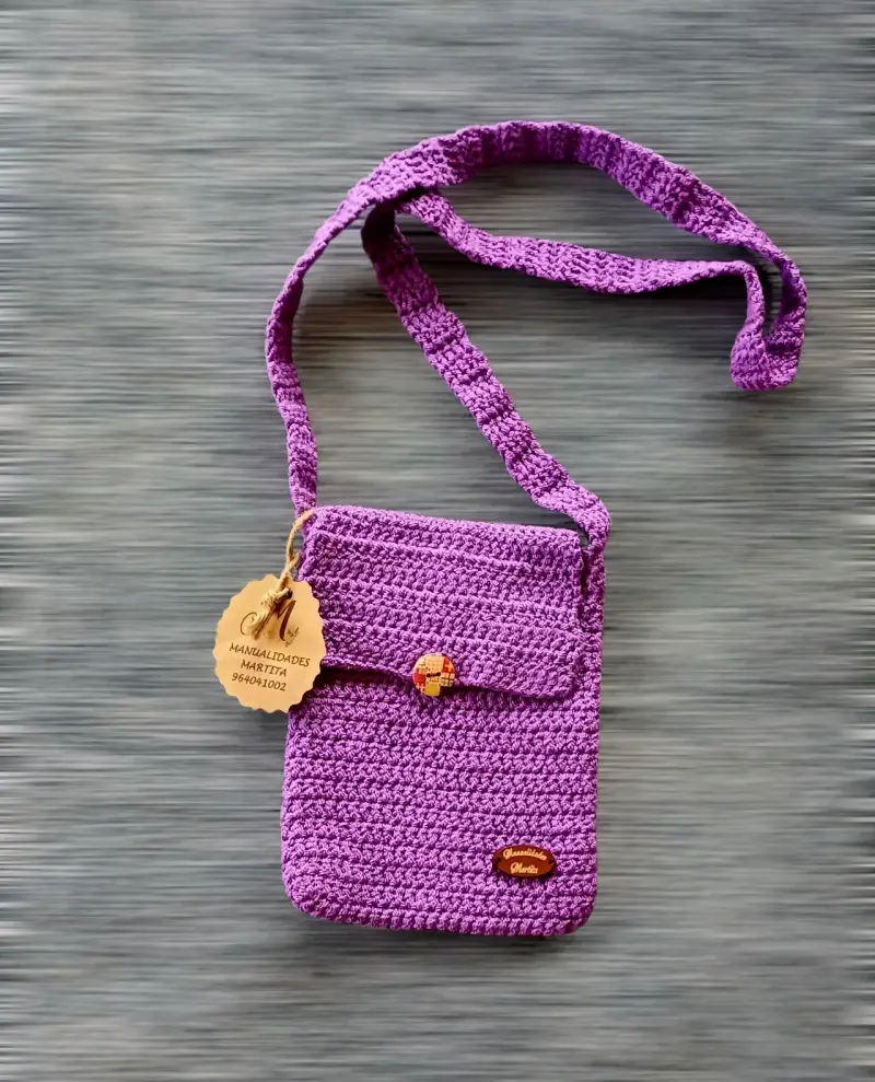 Cartera tejida a mano con botón decorativo - 2