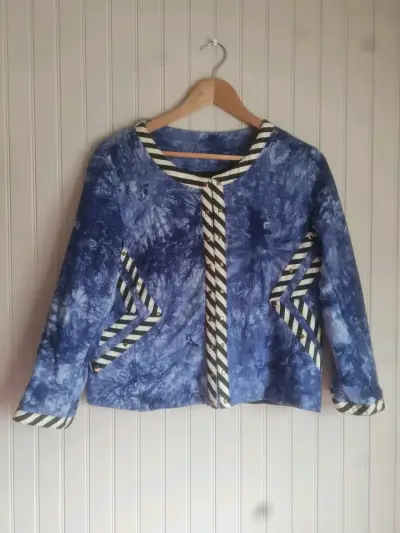 Chaqueta azul con diseño tie-dye y detalles a rayas - miniatura 1