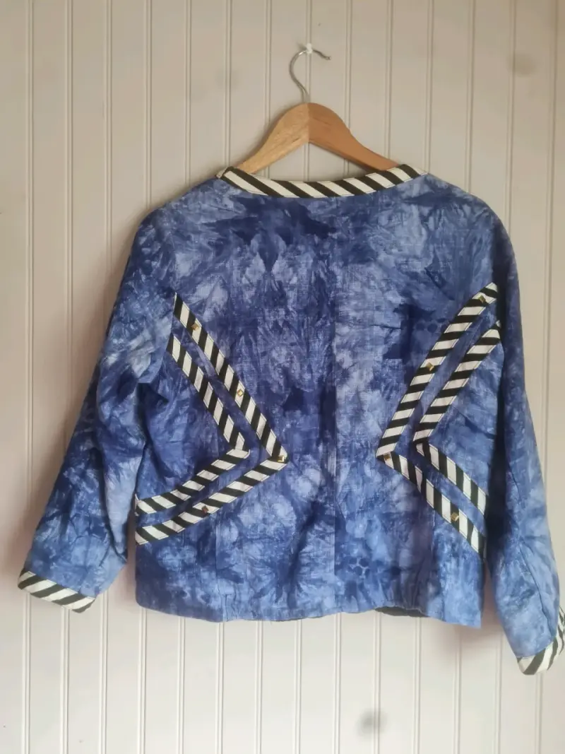 Chaqueta azul con diseño tie-dye y detalles a rayas - 2