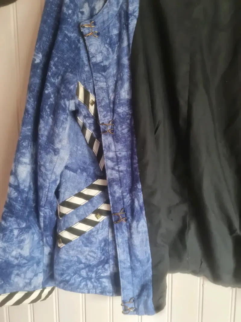 Chaqueta azul con diseño tie-dye y detalles a rayas - 3