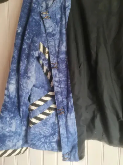 Chaqueta azul con diseño tie-dye y detalles a rayas - miniatura 3