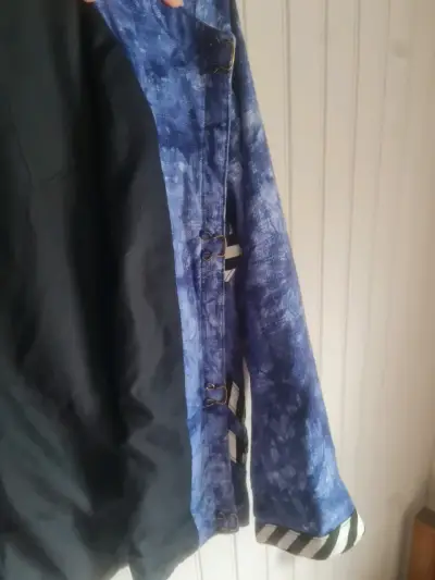 Chaqueta azul con diseño tie-dye y detalles a rayas - miniatura 4