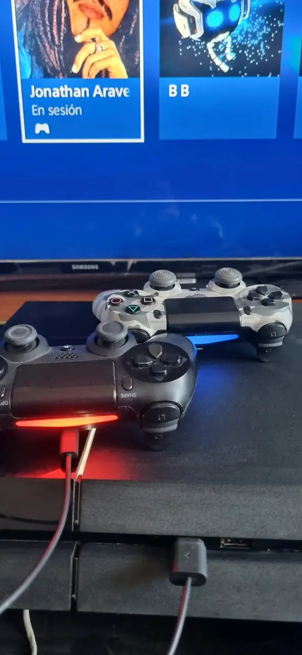 Consola PS4 con dos controles y juegos incluidos - 2