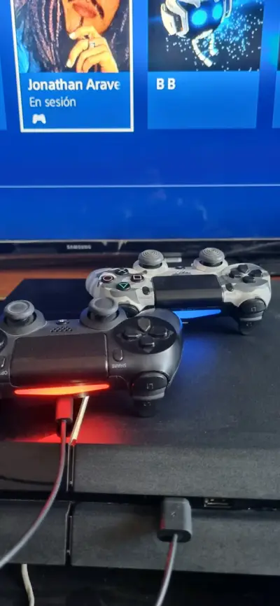 Consola PS4 con dos controles y juegos incluidos - miniatura 2