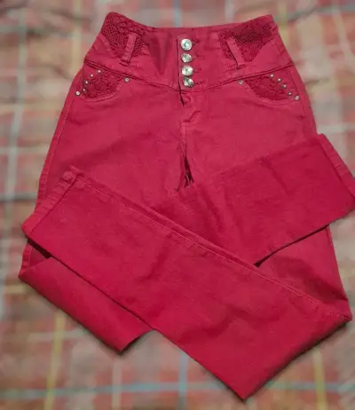 Pantalones rojos con detalles de encaje y botones - miniatura 1