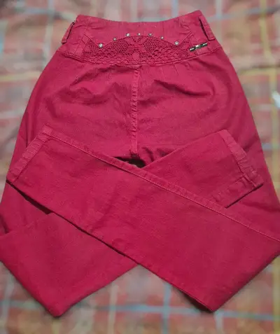 Pantalones rojos con detalles de encaje y botones - miniatura 2