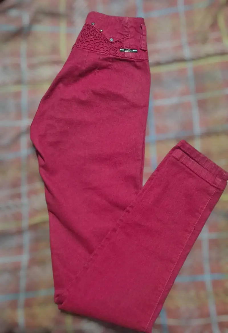 Pantalones rojos con detalles de encaje y botones - 3
