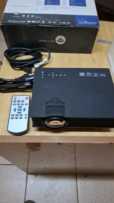 Proyector LED  con Control Remoto - miniatura 1
