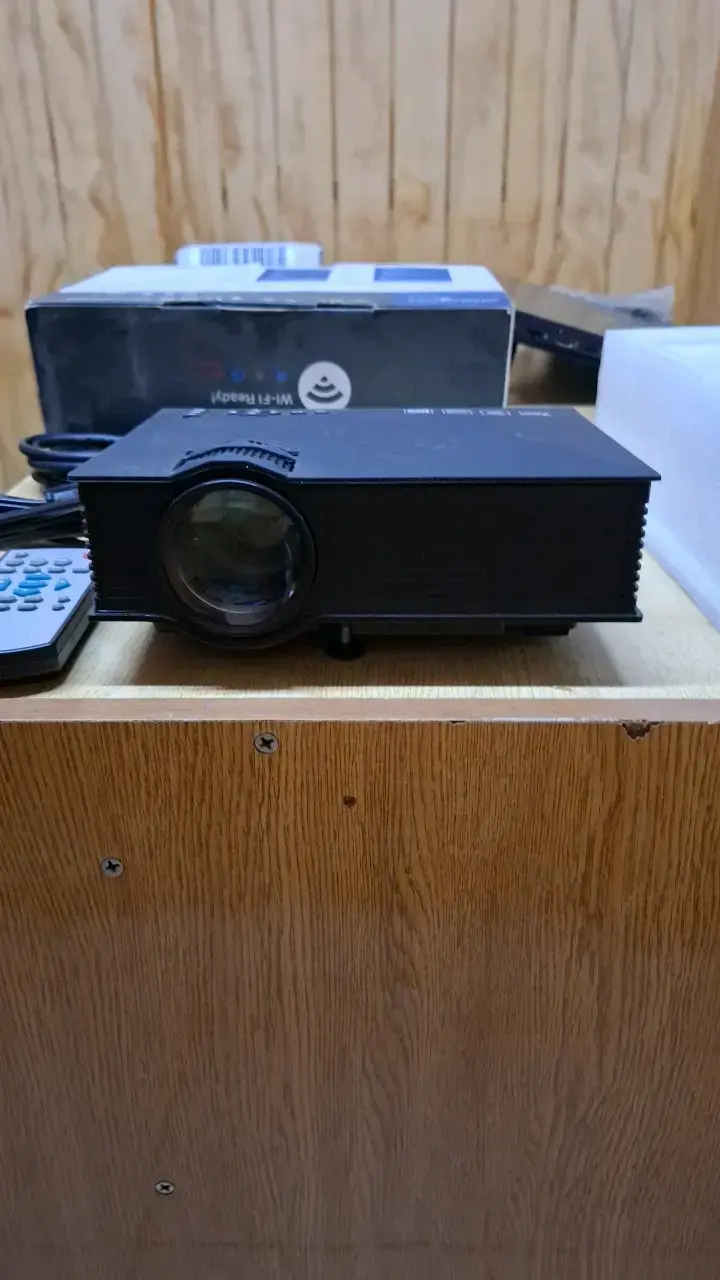 Proyector LED con Control Remoto - 2