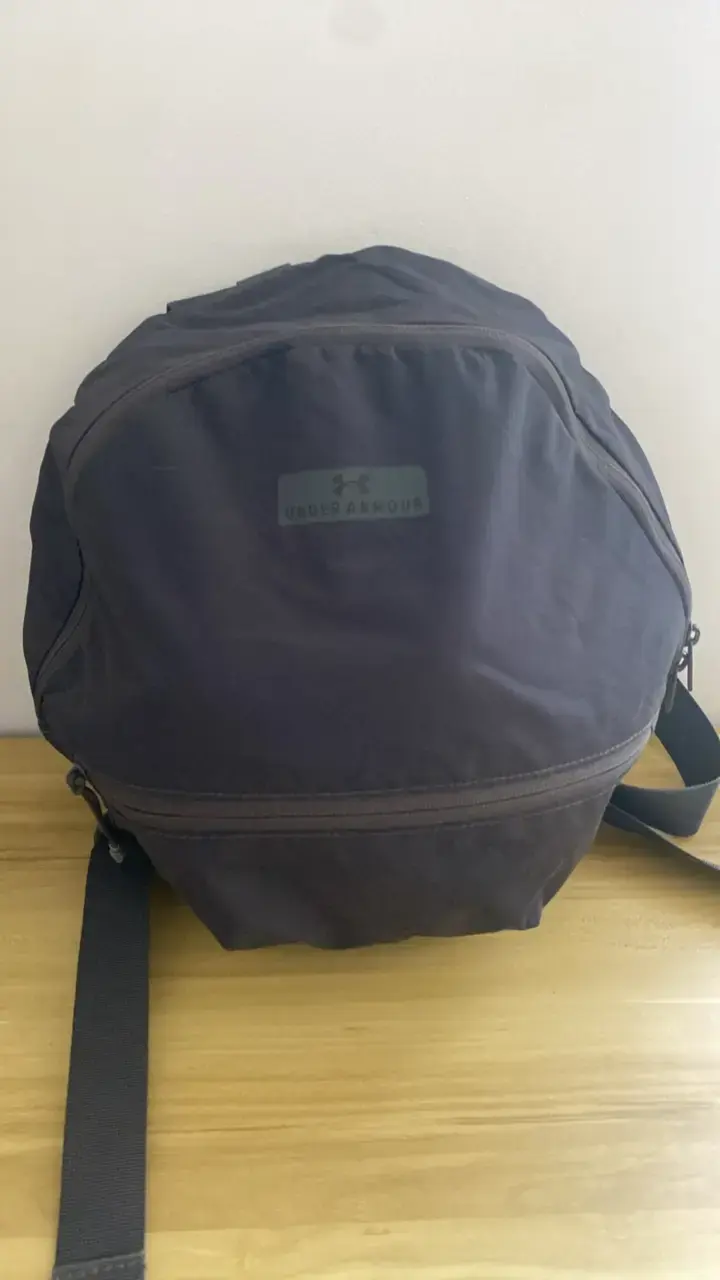 Mochila redonda Under Armour negra - 1