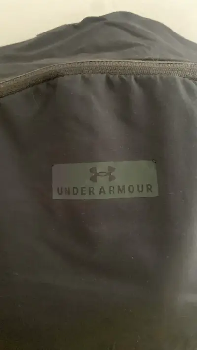Mochila redonda Under Armour negra - miniatura 2