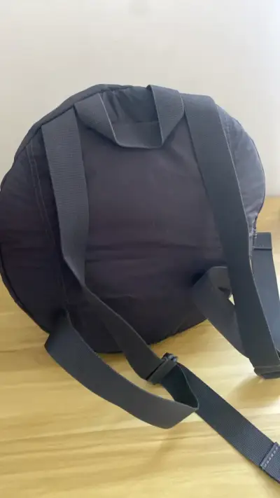 Mochila redonda Under Armour negra - miniatura 3