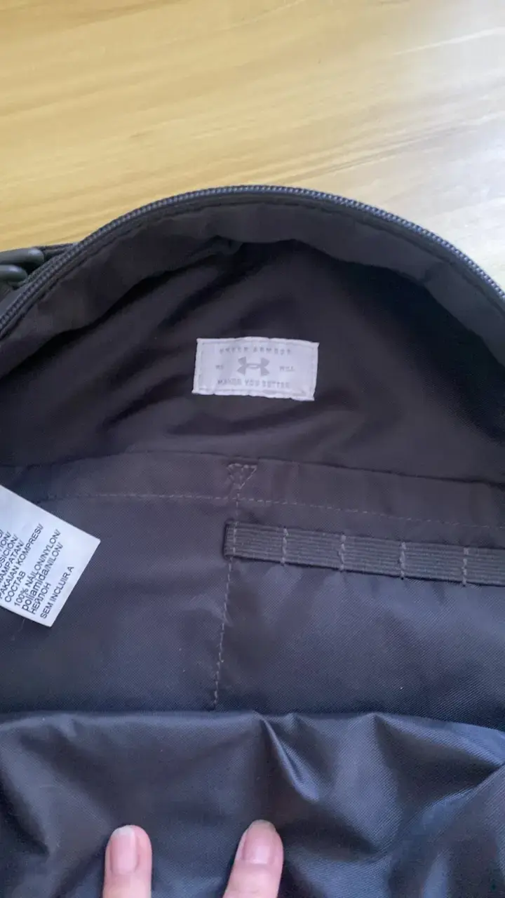 Mochila redonda Under Armour negra - 4