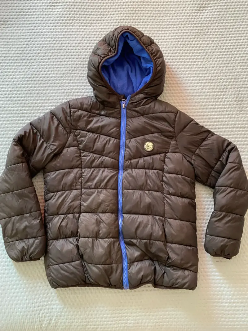 Chaqueta acolchada negra con capucha para niño - 1