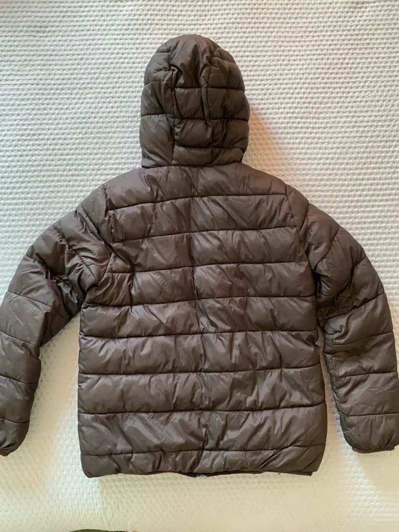 Chaqueta acolchada negra con capucha para niño - 2