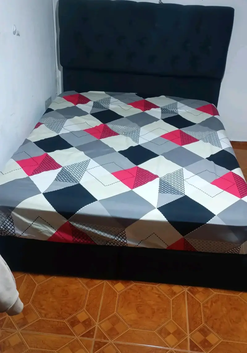Cabecera de cama tapizada en terciopelo azul marin - 3
