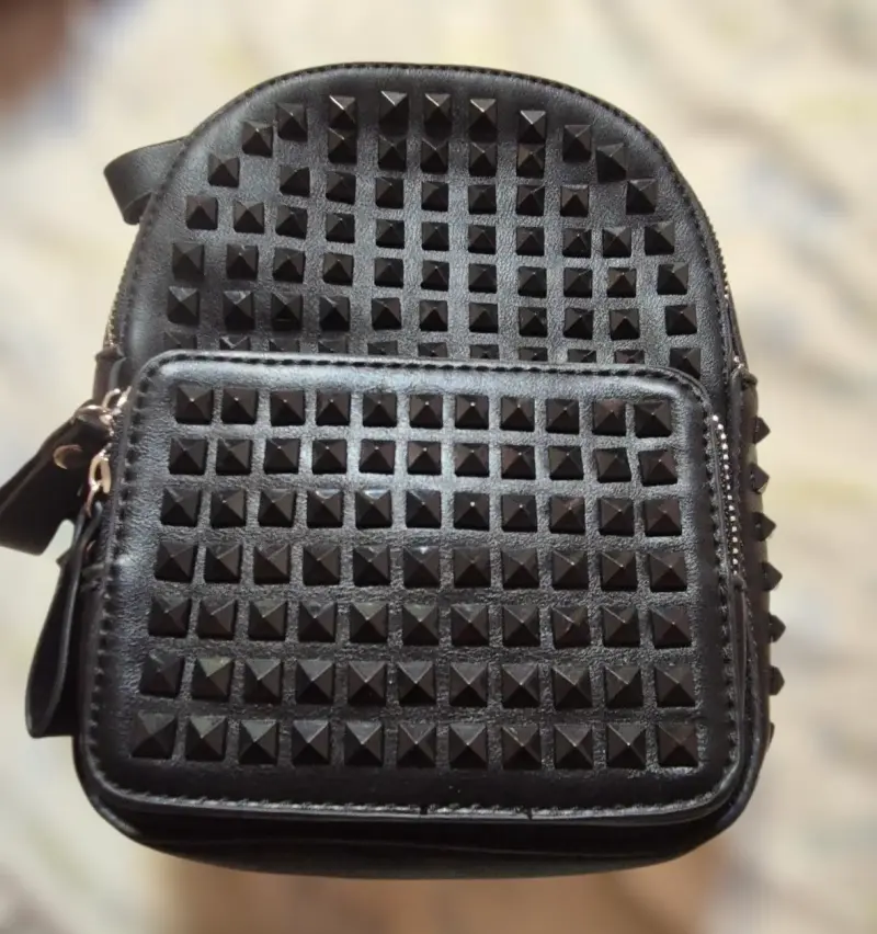 Mochila pequeña negra con tachas