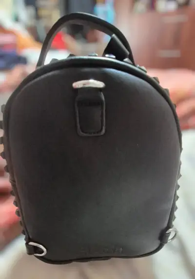 Mochila pequeña negra con tachas - miniatura 2
