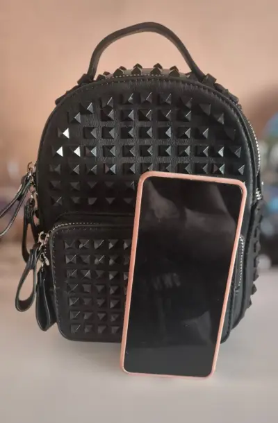 Mochila pequeña negra con tachas - miniatura 3