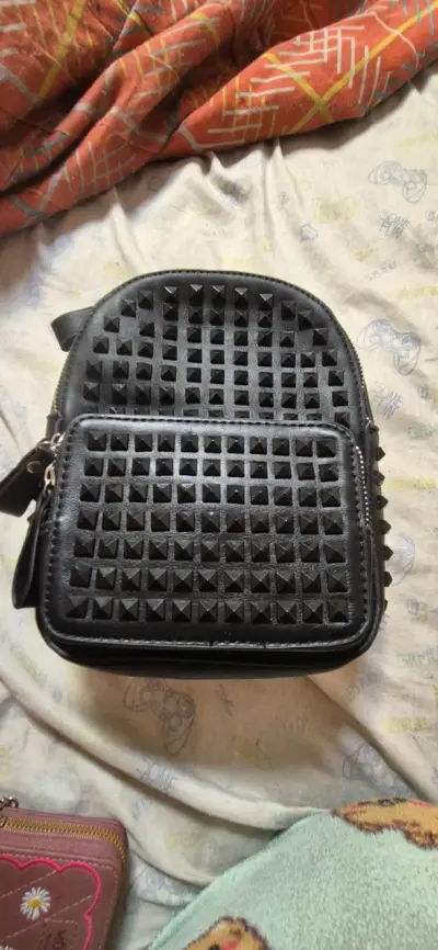 Mochila pequeña negra con tachas - miniatura 5