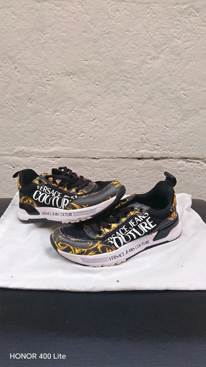 Zapatillas Versace Jeans Couture negras y doradas