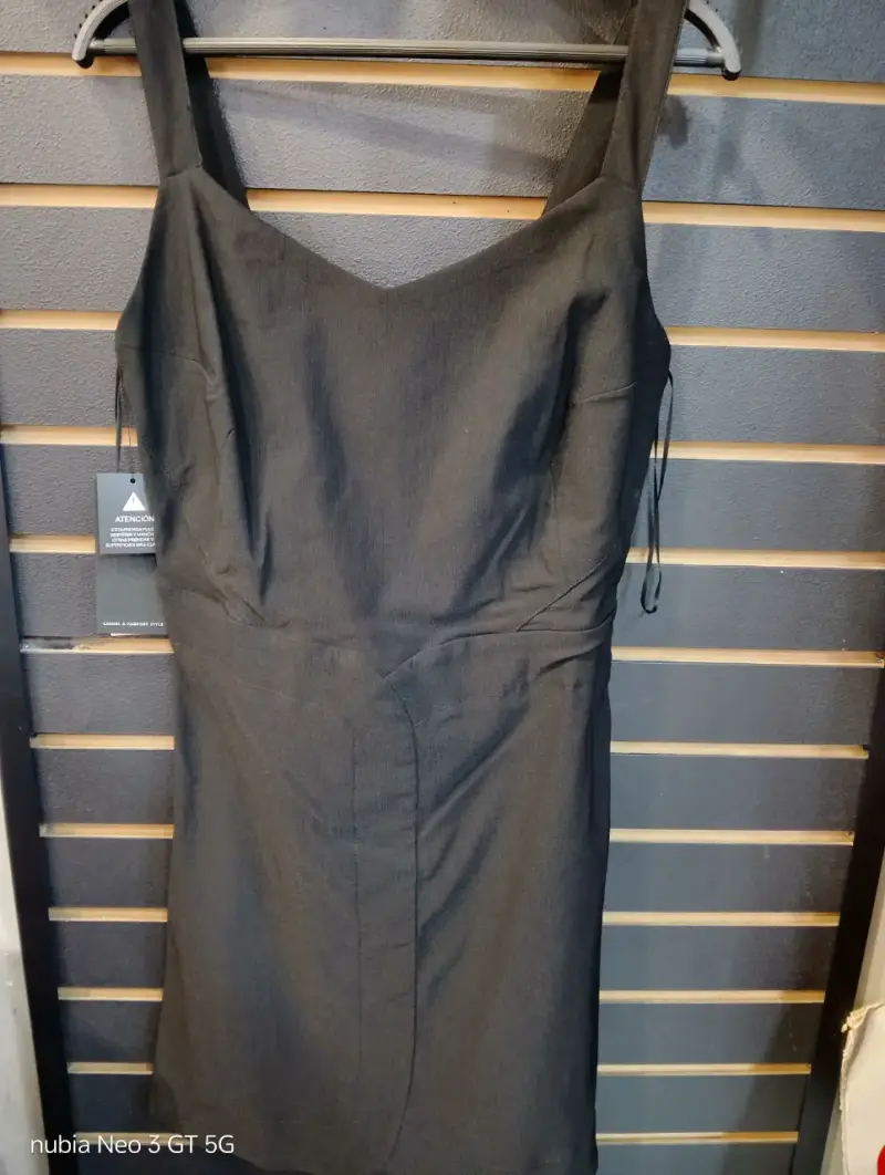 Vestido negro elegante para mujer