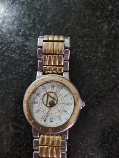 Relojes de pulsera dorados y plateados originales - miniatura 8