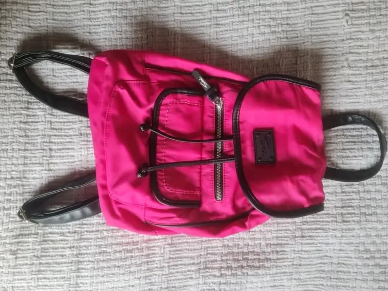Mochila rosada con correas negras - 1