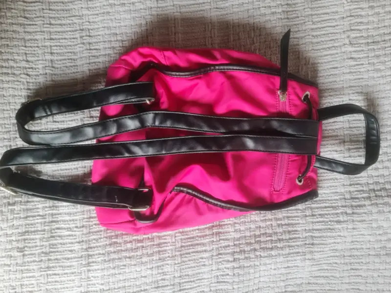 Mochila rosada con correas negras - 2