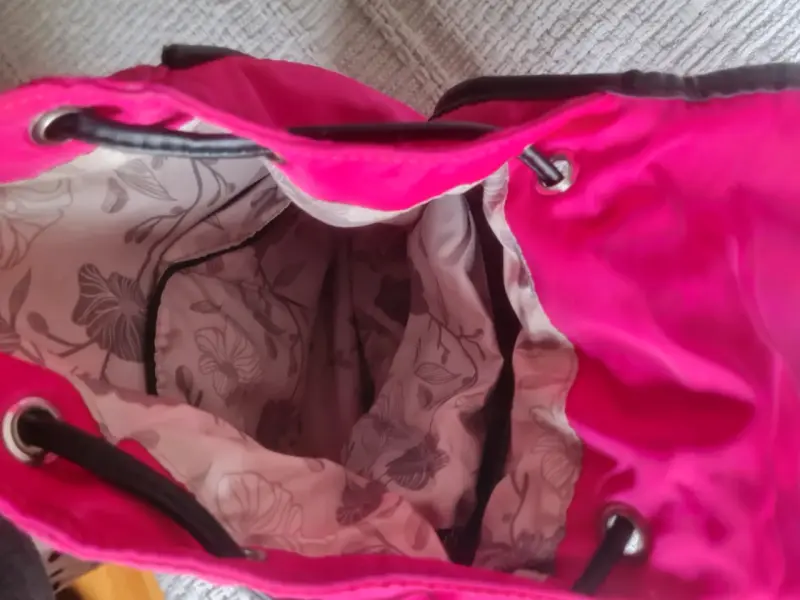 Mochila rosada con correas negras - 3