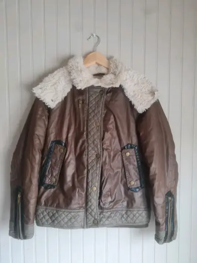Chaqueta de cuero sintético con capucha y forro de piel - miniatura 1
