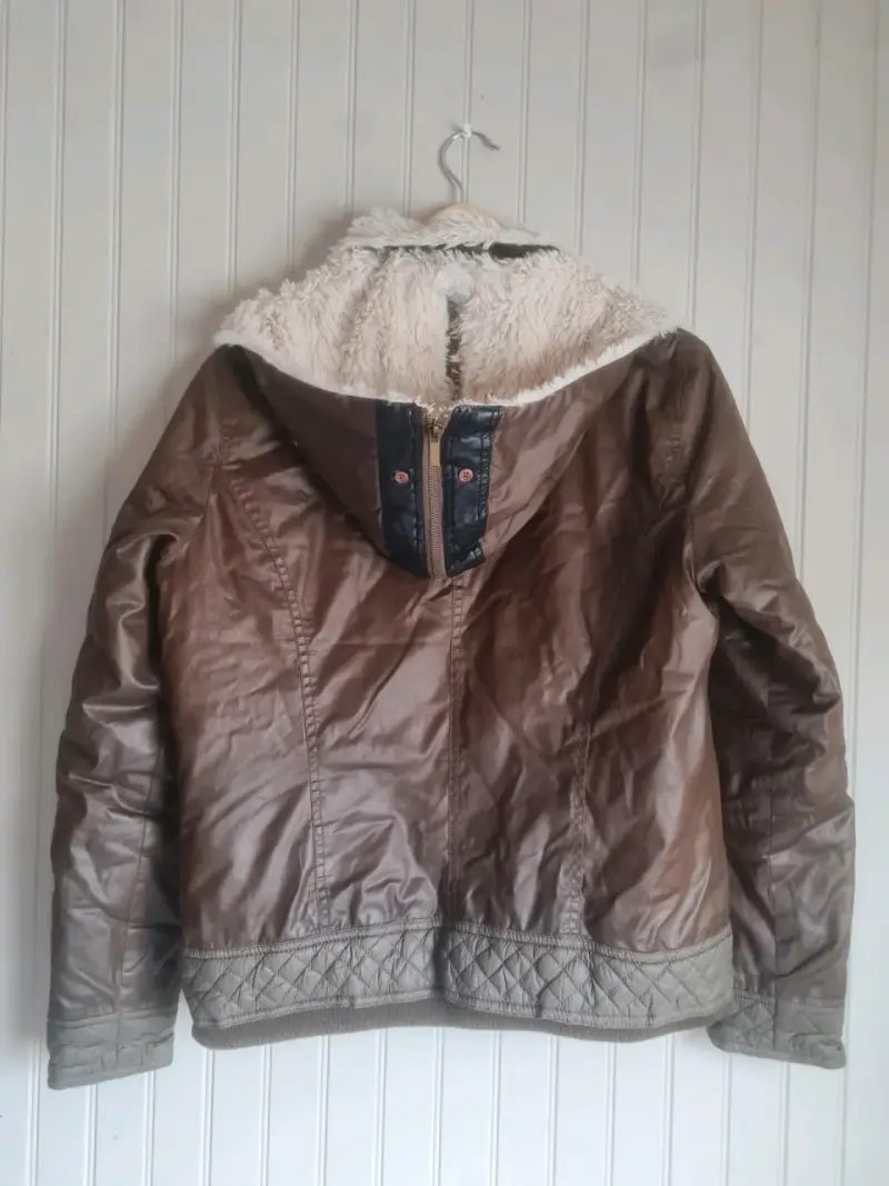 Chaqueta de cuero sintético con capucha y forro de piel - 2