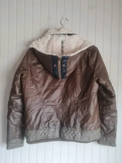 Chaqueta de cuero sintético con capucha y forro de piel - miniatura 2