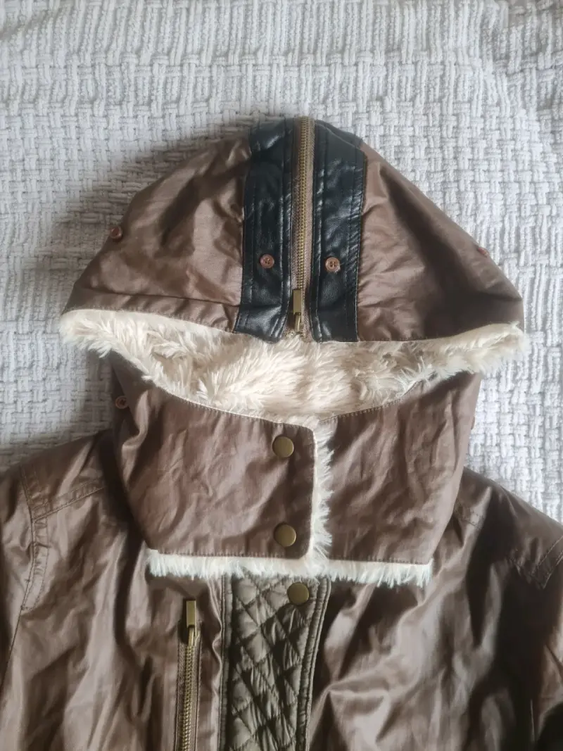 Chaqueta de cuero sintético con capucha y forro de piel - 3
