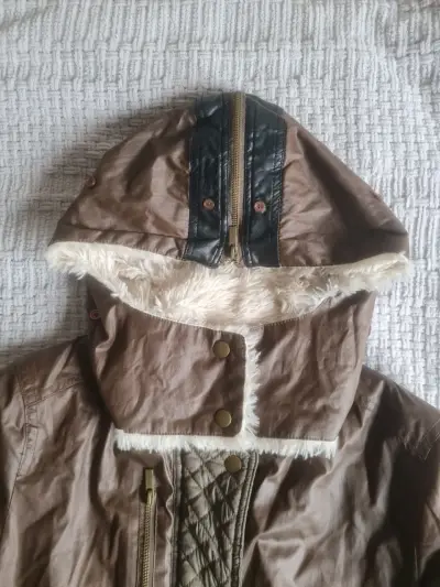 Chaqueta de cuero sintético con capucha y forro de piel - miniatura 3