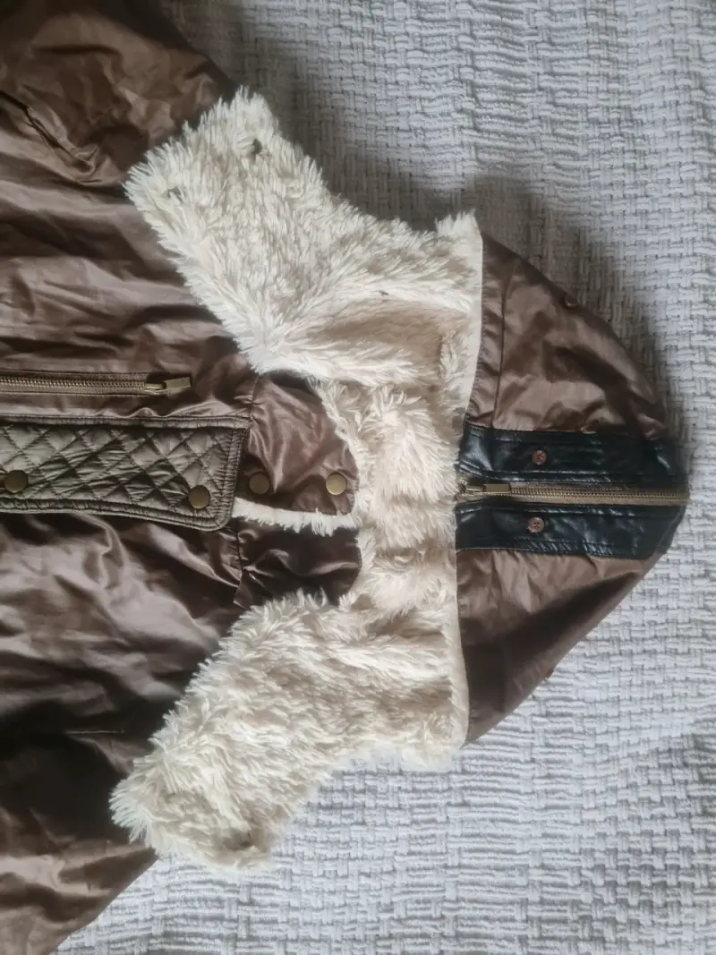 Chaqueta de cuero sintético con capucha y forro de piel - 4